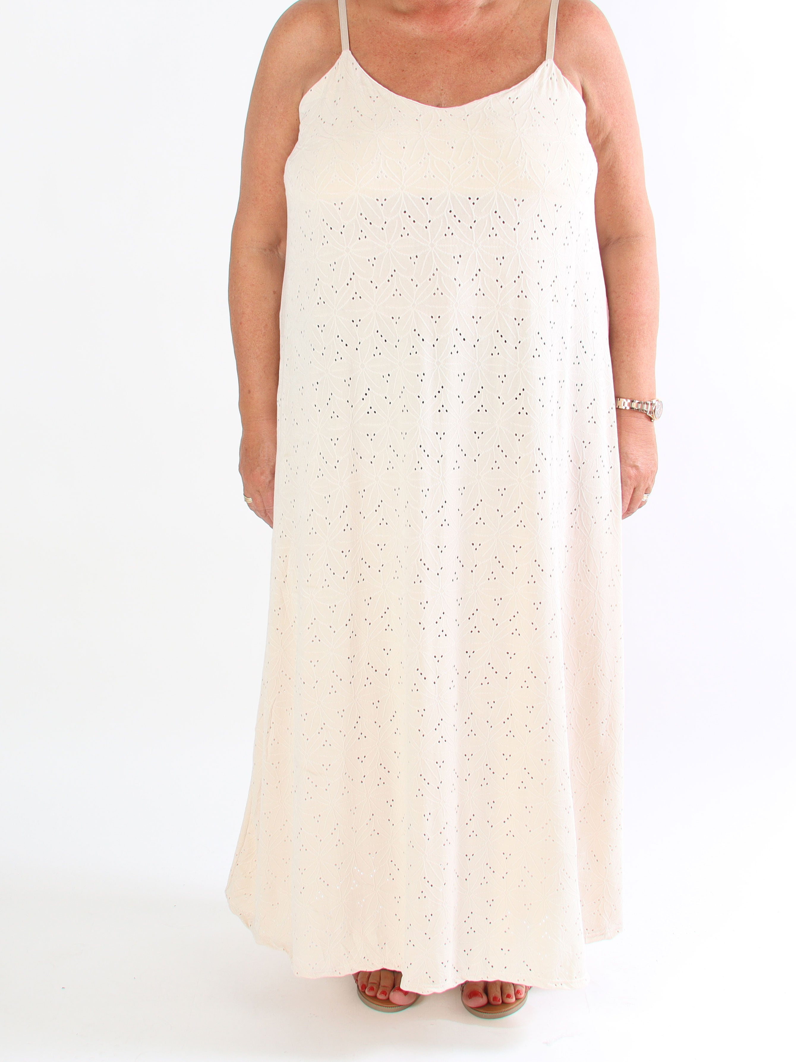 Emilie - Plus size kjole i blødt stof med broderie anglaise